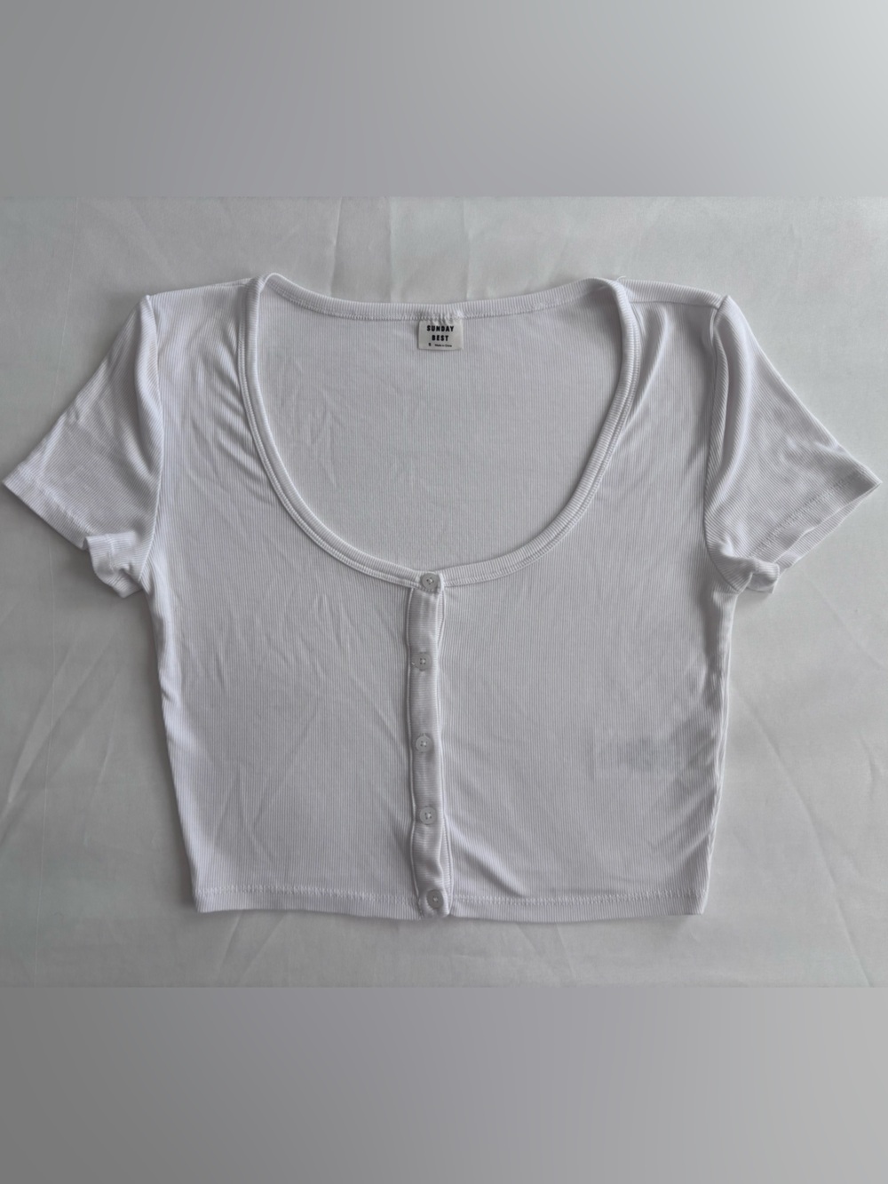 Sunday Best | White Scoop Neck Button-Front Crop Top | Size: S